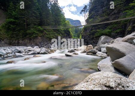 Pont suspendu en bois moderne traversant le Rhin dans la gorge du Viamala dans les Alpes suisses Banque D'Images