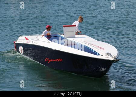 Cigarette Racing Team 1 Champion du monde - STF 32140 - photo de rue - Yacht, mer, bateau, voile, bateau à moteur -Port de Saint Tropez, France Banque D'Images