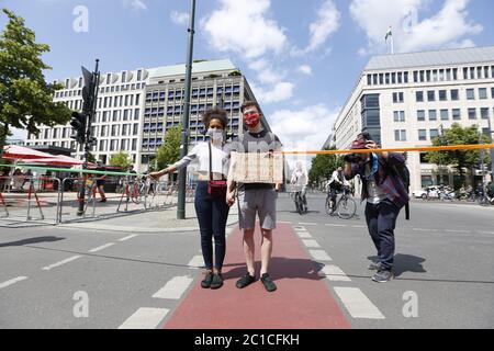 Berlin, Allemagne. 14 juin 2020. Manifestants dans une chaîne humaine devant la porte de Brandebourg à Berlin, Allemagne, le 14 juin 2020. Une chaîne humaine contre le racisme, l'exclusion, la protection du climat et l'égalité des droits. (Photo de Simone Kuhlmey/Pacific Press/Sipa USA) crédit: SIPA USA/Alay Live News Banque D'Images