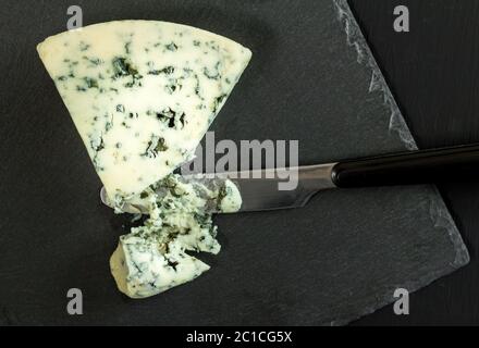 Cale de fromage bleu danois sur panneau d'ardoise - vue du dessus photo Banque D'Images