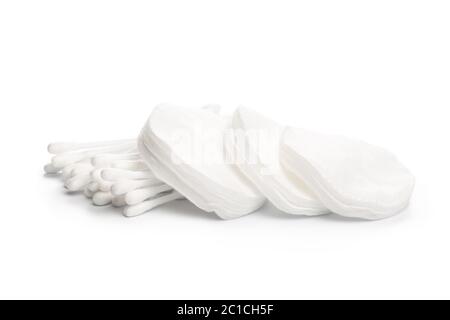 Des tampons de coton et sticks isolated on white Banque D'Images