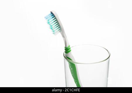 Jeu de brosses à dents colorées en verre sur fond blanc. Banque D'Images