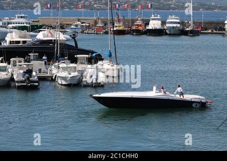 Cigarette Racing Team 1 Champion du monde - STF 32140 - photo de rue - Yacht, mer, bateau, voile, bateau à moteur -Port de Saint Tropez, France Banque D'Images