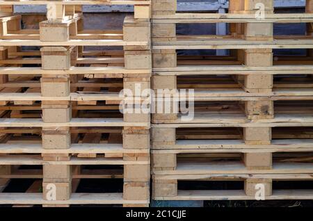 Vider les palettes en bois à l'extérieur. Une pile de palettes pour faciliter le transport et la protection de divers produits. Logistique et emballage moderne. Sélectif f Banque D'Images