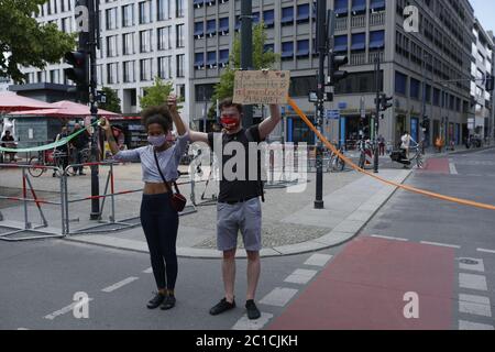 Berlin, Allemagne. 14 juin 2020. Manifestants dans une chaîne humaine devant la porte de Brandebourg à Berlin, Allemagne, le 14 juin 2020. Une chaîne humaine contre le racisme, l'exclusion, la protection du climat et l'égalité des droits. (Photo de Simone Kuhlmey/Pacific Press/Sipa USA) crédit: SIPA USA/Alay Live News Banque D'Images