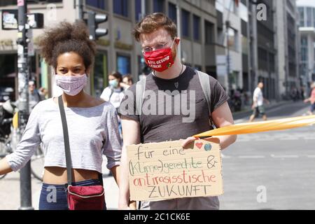 Berlin, Allemagne. 14 juin 2020. Manifestants dans une chaîne humaine devant la porte de Brandebourg à Berlin, Allemagne, le 14 juin 2020. Une chaîne humaine contre le racisme, l'exclusion, la protection du climat et l'égalité des droits. (Photo de Simone Kuhlmey/Pacific Press/Sipa USA) crédit: SIPA USA/Alay Live News Banque D'Images