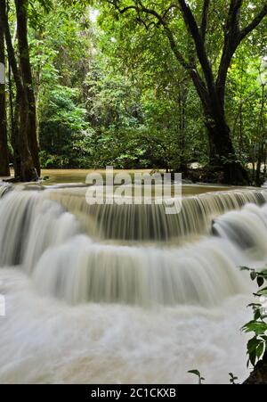 Huay Mae Khamin cascade dans la forêt tropicale, la Thaïlande Banque D'Images