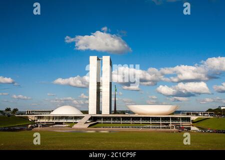 BRASILIA, BRÉSIL - 26 MAI 2006 - Congrès national brésilien avec ciel bleu et nuages Banque D'Images