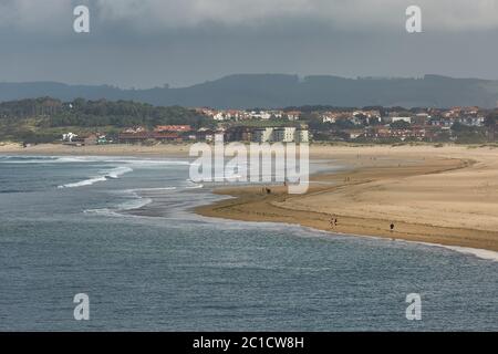 Les personnes bénéficiant d'une journée d'été sur une plage de Santander, Espagne Banque D'Images