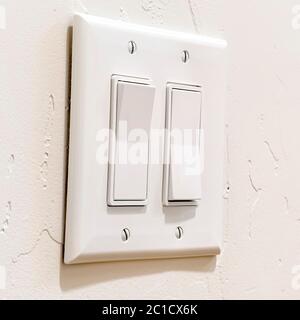 Interrupteur à bascule électrique mural carré avec plusieurs leviers larges plats Banque D'Images