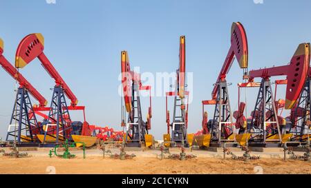 champ pétrolifère avec unités de pompe Banque D'Images