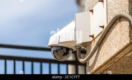 Panorama Crop caméra dôme de vidéosurveillance extérieure installée sur le mur extérieur d'un bâtiment Banque D'Images