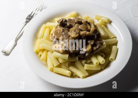 Boeuf et champignons Stroganoff de pâtes - plat sur fond blanc Banque D'Images