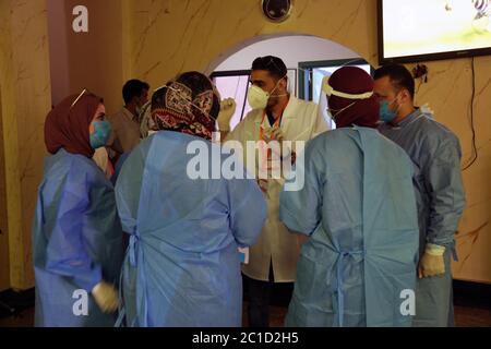 Tripoli, Libye. 10 juin 2020. Les membres de la campagne les jeunes contre Corona discutent de la façon de désinfecter un hôtel à Tripoli, en Libye, le 10 juin 2020. Lancée début mars par de jeunes volontaires libyens, la campagne "les jeunes contre Corona" s'est désormais lancée dans le nettoyage des rues et la fourniture de repas aux travailleurs étrangers et aux travailleurs indépendants qui ont été économiquement touchés par la fermeture du gouvernement depuis la mi-mars. POUR ALLER AVEC le long-la-vedette: Les jeunes Libyens se portent volontaires contre COVID-19 dans un climat de guerre Raging Credit: Mohamed Arhomah/Xinhua/Alay Live News Banque D'Images