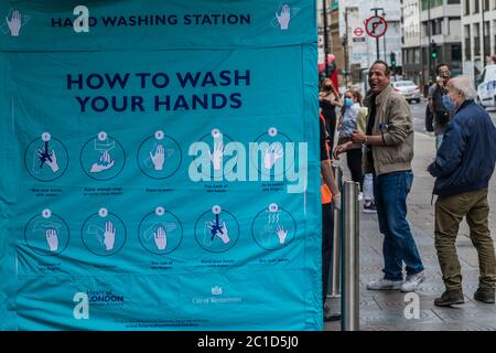 Londres, Royaume-Uni. 15 juin 2020. Un poste de lavage est mis en place par le Conseil de Westminster à l'extérieur de la station de métro de Green Park pour fournir gratuitement des masques, des gants et un désinfectant pour les mains au public - le premier jour, tous les magasins sont autorisés à ouvrir après l'assouplissement de la fermeture du coronavirus (COVID-19). Crédit : Guy Bell/Alay Live News Banque D'Images