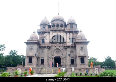 Kolkata, Inde. 15 juin 2020. Les dévotés visitent Belur Math le siège de la Mission Ramkrishna comme son ouverture pour le dévotaire après un peu de détente donnée lors de l'écluse nationale 5 imposée à la suite de la pandémie du coronavirus COVID 19. (Photo de Ved Prakash/Pacific Press) Credit: Pacific Press Agency/Alay Live News Banque D'Images