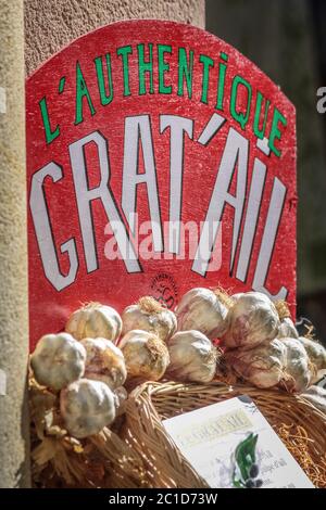Ail devant l'épicerie à Sisteron, Provence, France Banque D'Images