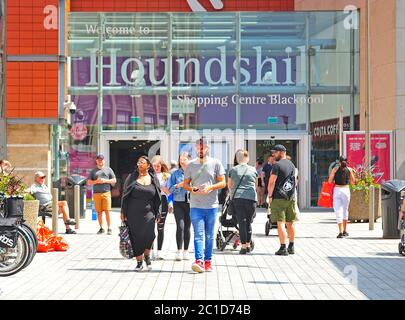 Le 15 juin 2020, après avoir été fermé depuis avril, les magasins de détail ont ouvert dans la plupart des pays d'Angleterre. Le centre Houndshill, Blackpool Banque D'Images