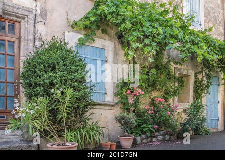 Maison de campagne dans le village de Villars, Provence, France Banque D'Images