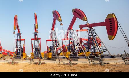 champ pétrolifère avec unités de pompe Banque D'Images