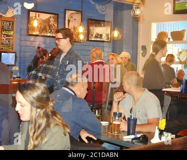 Dahlonega, GA-circa 3 novembre 2019: Les clients apprécient le brunch du dimanche dans un restaurant local tandis que les réflexions des passants rebondissent de la fenêtre Banque D'Images