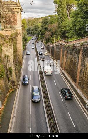 Rome Avenue Crossing Villa Borghese Park, Rome, Italie Banque D'Images