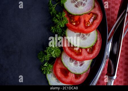 salade décorée de persil vert sur une assiette rustique en céramique Banque D'Images