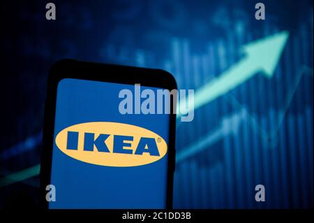 Sur cette photo, un logo Ikea apparaît sur un smartphone. Banque D'Images