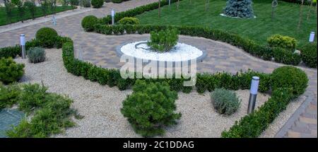 Piste pavée en béton pavée dans un jardin magnifiquement entretenu Banque D'Images