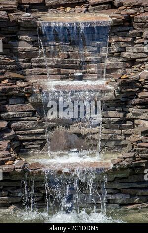 fontaine avec deux débordements, dans un style ancien. Utilisant des matériaux naturels tels que le marbre sauvage, l'ardoise, le granit et le basalte Banque D'Images