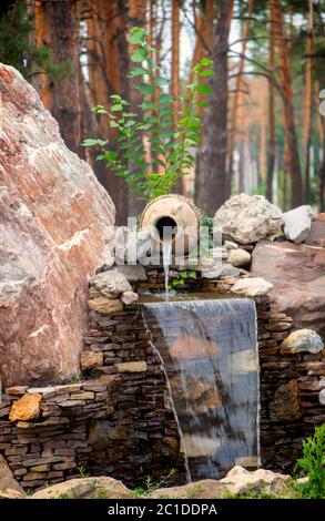 Fontaine Krasovy avec deux débordements, de style ancien. Utilisant des matériaux naturels tels que le marbre sauvage, l'ardoise, le granit et le basalte Banque D'Images