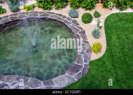 fontaine avec deux débordements, dans un style ancien. Utilisant des matériaux naturels tels que le marbre sauvage, l'ardoise, le granit et le basalte Banque D'Images