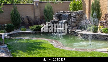 fontaine avec deux débordements, dans un style ancien. Utilisant des matériaux naturels tels que le marbre sauvage, l'ardoise, le granit et le basalte Banque D'Images