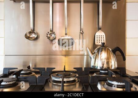 Une casserole en acier inoxydable remplie d'eau bouillante sur une table de cuisson à gaz dans une cuisine moderne. Banque D'Images