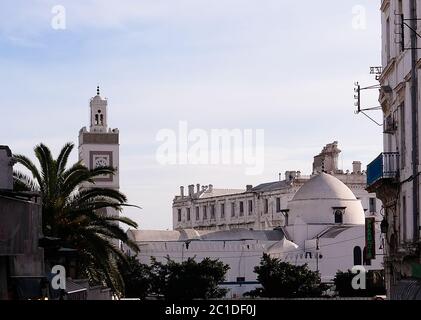 Vue extérieure sur la mosquée Djama'a al-Djedid, Casbah d'Alger, Algérie Banque D'Images