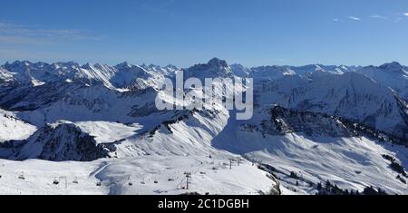 Pistes de ski dans les montagnes enneigées de la forêt de Bregenz en Autriche. Banque D'Images
