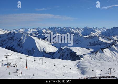 Pistes de ski dans les montagnes enneigées de la forêt de Bregenz en Autriche. Banque D'Images