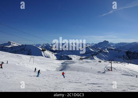 Pistes de ski dans les montagnes enneigées de la forêt de Bregenz en Autriche. Banque D'Images