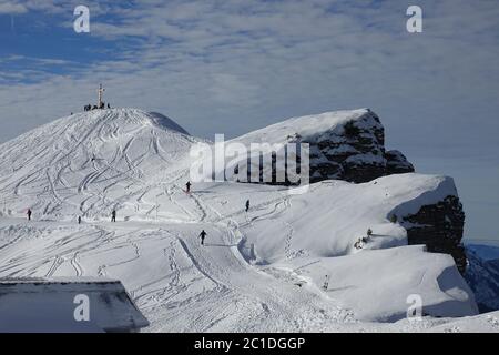 Pistes de ski dans les montagnes enneigées de la forêt de Bregenz en Autriche. Banque D'Images