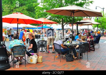 Place Marietta, GA-circa 18 août 2018: Les résidents locaux se réunissent le samedi matin pour le marché agricole Banque D'Images