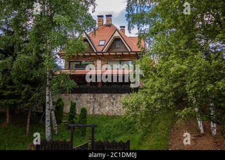 Lac Vlasina, Serbie - juin 14. 2020 belle maison en nature avec extérieur moderne et mur de pierre et forêt de bouleau autour de la maison Banque D'Images