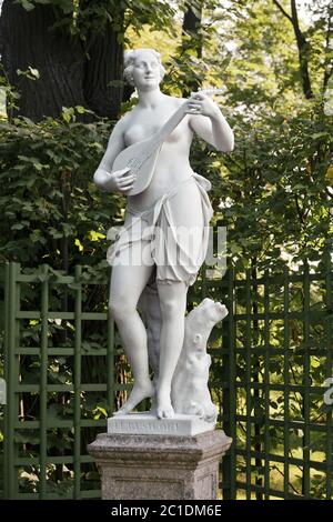 Statue femme dans le jardin d'été, Saint-Pétersbourg Banque D'Images