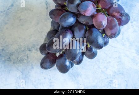 Raisin bleu sur fond de marbre photo vue du dessus Banque D'Images