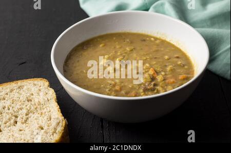 Soupe et du pain sur le tableau noir rustique Banque D'Images