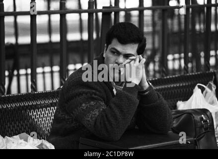 Un pensif POW irakien attend son train à la gare de Salisbury. Un groupe venait d'être libéré du camp de Rollestone sur la plaine de Salisbury, dans le Wiltshire, au Royaume-Uni. 6 mars 1991 Banque D'Images