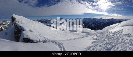 Pistes de ski dans les montagnes enneigées de la forêt de Bregenz en Autriche. Banque D'Images