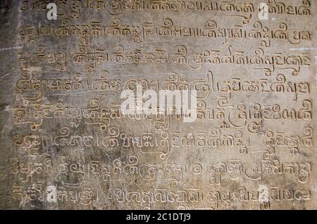 Inscriptions religieuses sanskrit à l'entrée d'un prasat du temple de Lolei, partie du complexe Rolous à Angkor, Siem Reap, Cambodge. Sculpté dans le Banque D'Images