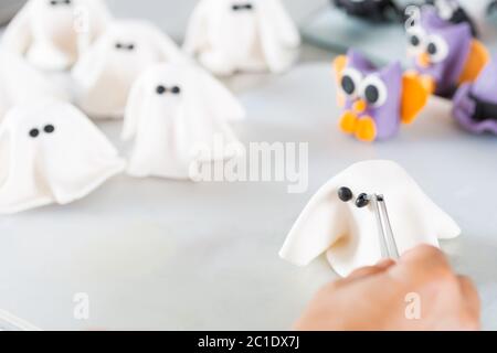 Confiserie travaillant sur les figures de Halloween avec pâte fondante Banque D'Images