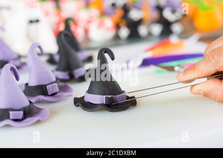 Confiserie travaillant sur les figures de Halloween avec pâte fondante Banque D'Images