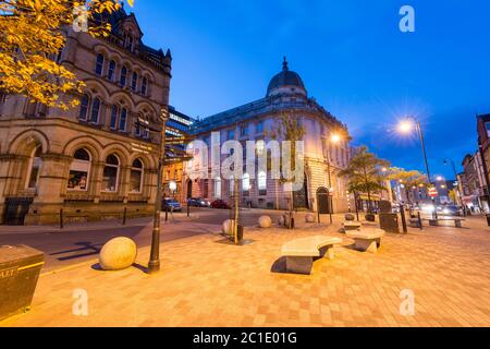 Vue en soirée sur les sièges en béton à la jonction de commercial Street et Crown Street à Halifax, West Yorkshire Banque D'Images